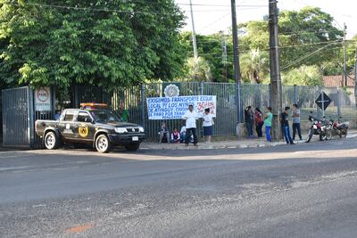 Pobladores reclaman a la EBY el pago de sus haberes en Ayolas
