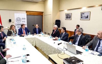 El Equipo Económico, presidido por el ministro de Hacienda, Benigno López (centro de la mesa), se reunió ayer para evaluar la coyuntura económica regional, principalmente la situación Argentina.