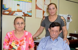 ramon-ricardo-llano-junto-con-su-hija-mirian-y-su-esposa-denuncian-que-debido-a-una-estafa-de-un-gerente-brasileno-estan-por-perder-su-tierra--235007000000-1639762.jpg