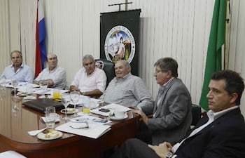 en-la-reunion-en-la-expo-autoridades-de-asociaciones-rurales-del-mercosur-se-solidarizaron-ayer-con-paraguay--215908000000-575424.jpg