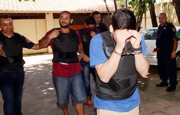 esposados-y-con-chalecos-rony-maximiliano-roman-ramirez-se-cubre-el-rostro-con-las-manos-atras-bruno-henrique-reis-de-oliveira-quien-seria-jefe-d-183316000000-1646375.jpg