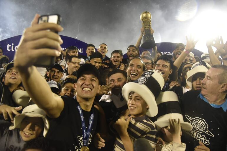 Los futbolistas de Olimpia levantando la Copa.