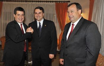 horacio-cartes-con-federico-franco-y-juan-afara-el-lunes-en-mburuvicha-roga--214904000000-543589.jpg