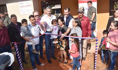 Acto simbólico de desate de cinta para  inaugurar las casas.