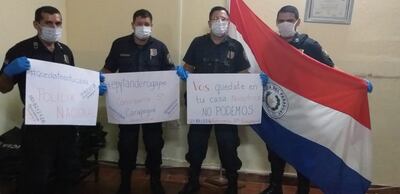 Agentes policiales portan pancartas para intentar concienciar a la ciudadanía.