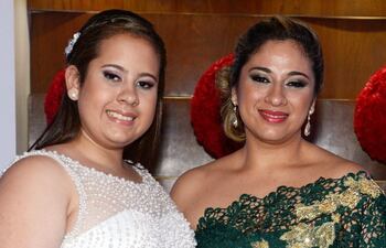 la-quinceanera-con-su-mama-herminia-coronel--200427000000-1371499.jpg