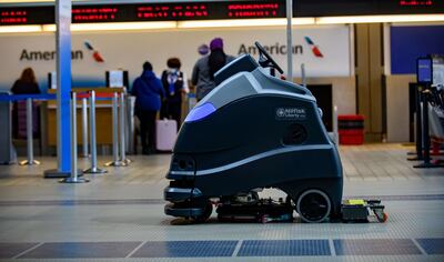 Un robot de limpieza en el aeropuerto de Pittsburgh desinfecta el piso.