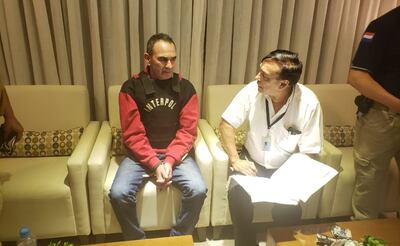 Óscar Luis Benítez dialoga con un funcionario de Migraciones, tras ser extraditado desde Brasil.