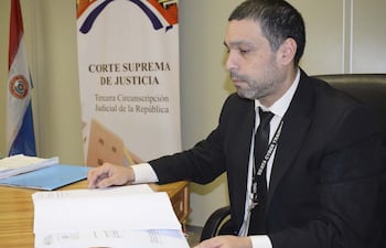 mario-elizeche-titular-de-la-direccion-de-auditoria-de-gestion-jurisdiccional-revisa-algunos-de-los-documentos-que-seran-objeto-de-verificacion-por-203039000000-1599213.jpg