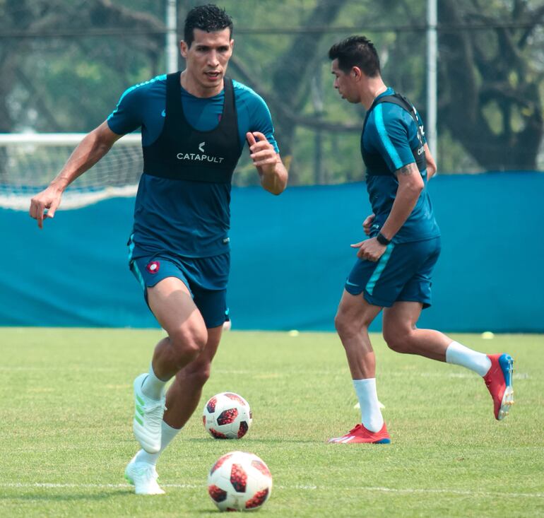 Los hermanos Cáceres, Marcos y Víctor “Topo” (en el fondo), ambos en etapa de recuperación en el plantel azulgrana.