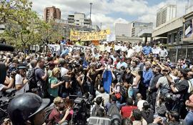 grupo-de-ciudadanos-venezolanos-manifiestan-su-protesta-por-el-encar-celamiento-de-otro-dirigente-politico-de-la-oposicion-afp-211916000000-1298327.jpg