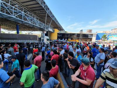 Los manifestantes cierran en forma intermitente el paso fronterizo.
