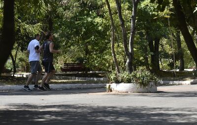 Dos hombres corren  en el Parque Carlos A. López sin marcar distancia. La municipalidad había anunciado el miércoles  la clausura de los parques, pero esto no se cumplió hasta ayer.