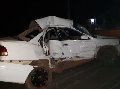 El auto Nissan blanco quedó  destrozado sobre el pavimento.