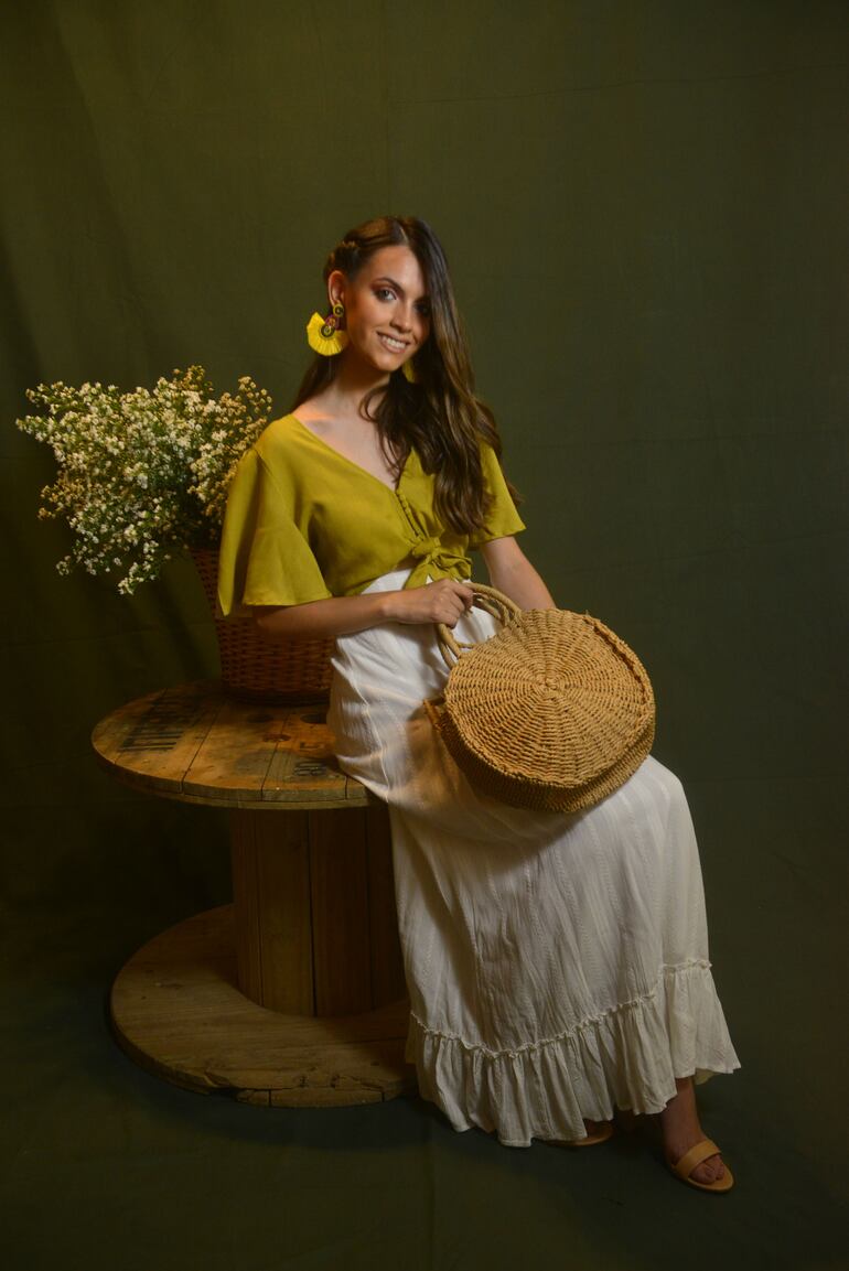 Crop top mostaza, maxi falda blanca y aros (RO, COMO TE QUERES VER, Denis Roa 1515 esq/ Enciso Velloso).