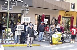 manifestacion-contra-el-titular-de-gremio-de-despachantes-frente-al-granados-park-ayer--212912000000-1737504.jpg