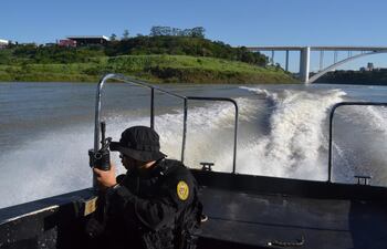 en-la-frontera-ciudad-del-este-foz-de-yguazu-policias-brasilenos-patrullan-el-rio--203023000000-1763251.jpg