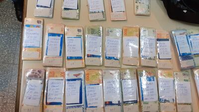 Los fajos de dinero incautados.
