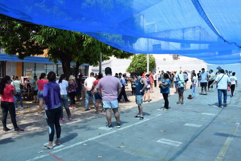 Una gran cantidad de personas en el centro de Luque, este miércoles.