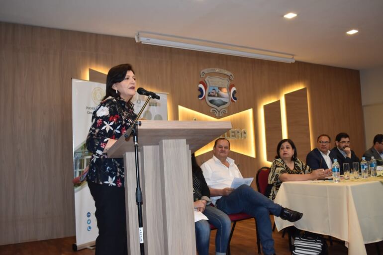 Blanca Ovelar cuestionó gestión de intendentes de Cordillera.