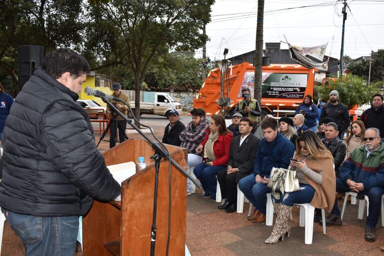 Alcides Riveros, intendente de Fernando de la Mora, explica la iniciativa.