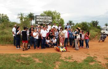 grupo-de-catolicos-que-realizo-el-primer-recorrido-por-la-ruta-jesuitica-de-las-misiones--202224000000-1523744.jpg