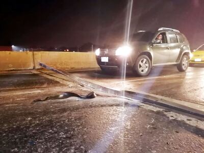 Así se veía la  estructura de metal desprendida del pavimento en la Ruta PY03,  llamada “ruta de oro” por su alto costo. Esta semana dañó   vehículos y hasta motivó un  accidente de tránsito.