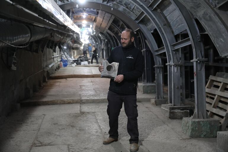 El arqueólogo Ari Levi muestra el objeto de medición de 2000 años.