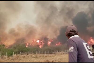 Personal de una estancia de la zona de Chovoreca observa el avance de incendio.