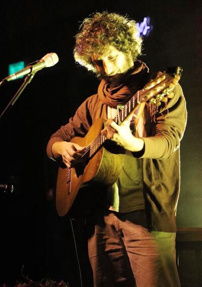 El argentino Adrián Berra se presentó solo con su guitarra, en la noche del jueves en Sacramento. Cantó hasta las primeras horas del viernes.