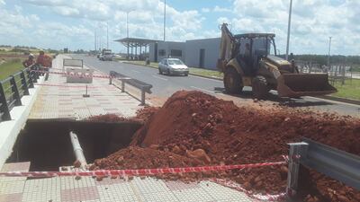 Reparaciones en la vereda de la avenida Costanera Norte, ayer.