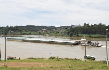 el-puerto-7-de-agosto-de-carlos-antonio-lopez-en-el-rio-parana-sera-el-porton-de-salida-de-granos-cosechados-en-paraguay-y-con-destino-al-mercado-in-203432000000-1677168.jpg