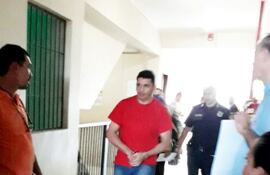 carlos-torres-llega-esposado-al-juzgado-de-fernando-de-la-mora-para-el-juicio--235511000000-1647192.jpg