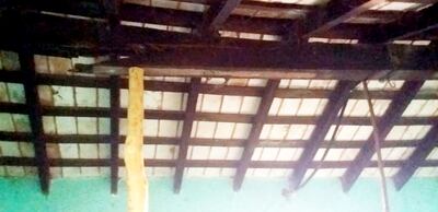 El pabellón de la Escuela San Francisco de Asís, en la compañía Costa Irala de Quiindy, tiene rotas las vigas del techo. Improvisados postes sostienen la estructura.