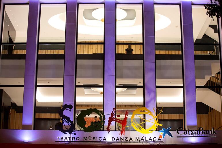 Vista exterior del Teatro del Soho en el que se está poniendo en escena el musical "A Chorus Line".