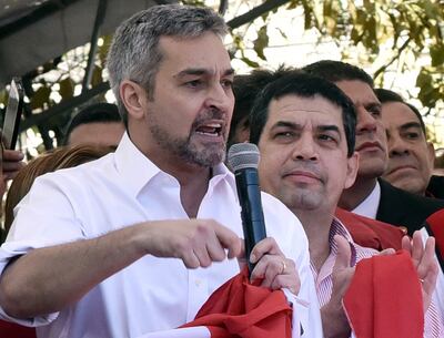 Hugo Velázquez aplaude a Marito mientras este se dirige a la concentración de colorados. El Vice se juntó con Pedro Alliana en Diputados y cocinaron la salida de Kattya González de la comisión bicameral sobre el acta entreguista. Antes de eso, temprano, Calé, Ovelar y Bacchetta estuvieron en la casa de Horacio Cartes.