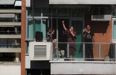 Una pareja de cantantes de ópera del Teatro Municipal convirtió la ventana del apartamento en el que viven en un escenario para cantarle a sus vecinos y darles algunos minutos de alegría en tiempos de confinamiento por la pandemia del coronavirus, en Río de Janeiro (Brasil).