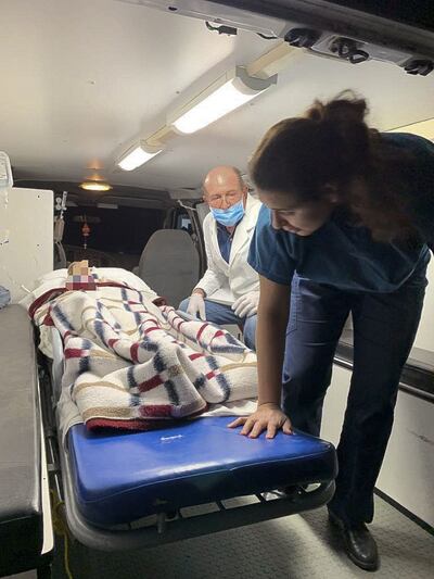 Una fotografía de la Secretaría de Salud del estado de Sonora muestra a una víctima de la familia Lebaron en una ambulancia, luego de sufrir un ataque armado en una emboscada.