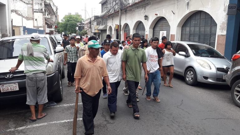 Otro grupo de nativos se dirige a la Plaza del Congreso.