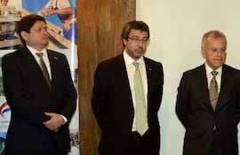 dgar-paredes-i-jose-maciel-titular-de-la-afd-y-el-ministro-de-hacienda-german-rojas--214650000000-1095341.jpg