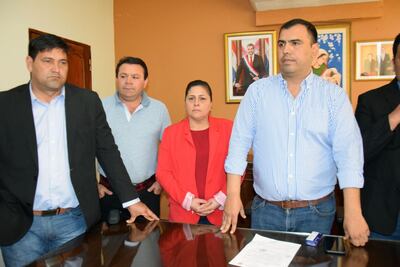 El concejal Emilio Tilleria, el intendente Orlando Rojas, la presidenta de la Junta Departamental  Antonia López y el gobernador  Pedro Díaz Verón.