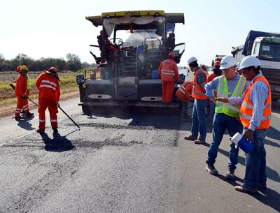 Fiscales del Ministerio de Obras Públicas observando colocación de capa final del tramo 1 de la Ruta Bioceánica.