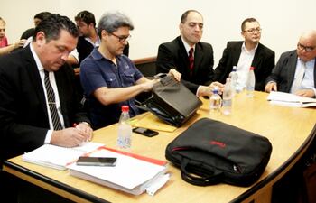 El abogado Juan Sosa (i), Camilo Soares, el abogado Ernesto Yampey, Alfredo Guachiré y su defensor Rodolfo Aseretto, utilizan el coronavirus como argumento para suspender juicio oral.