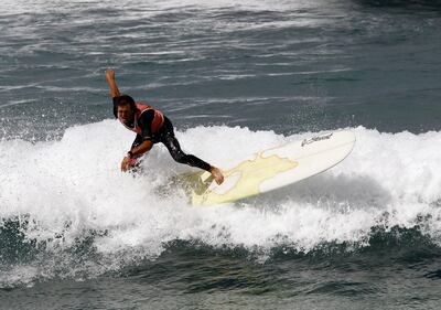 Surfistas cada vez van copando las playas portuguesas, un destino ideal para los amantes de este deporte. (Foto Ilustrativa)