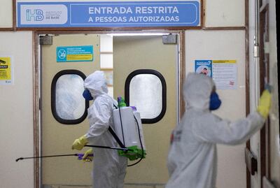 Miembros del ejército brasileño hacen limpieza en  hospitales públicos, en Brasilia.