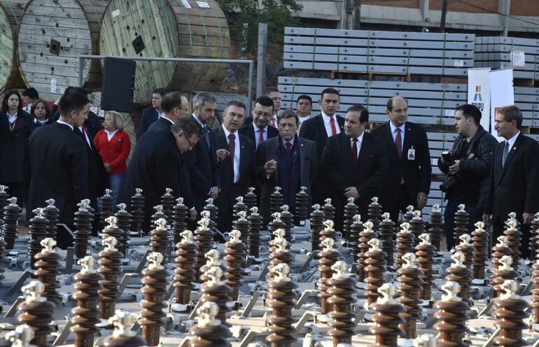 Presentación de transformadores en el predio del Departamento de Administración de Materiales de la ANDE, sede Boggiani en Asunción.