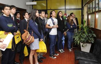 estudiantes-a-su-llegada-al-diario-abc-color-donde-acompanaron-por-un-dia-a-profesionales-de-diversas-areas--194129000000-555307.jpg