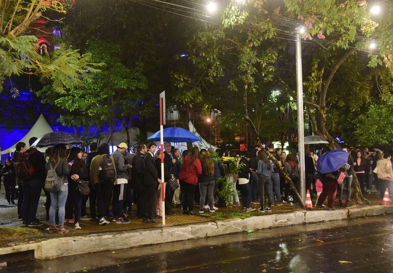 Una extensa fila de personas se organiza para abordar los buses y participar del recorrido de los museos. Otros lo realizaron igualmente de forma particular.