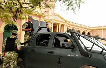 las-camionetas-artilladas-con-ametralladoras-llamaron-la-atencion-ayer-a-la-manana-en-el-palacio-de-lopez--210859000000-1767752.jpg