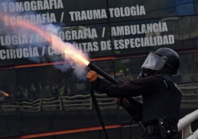 Un policía antidisturbios dispara hacia los manifestantes en las inmediaciones del Parlamento ecuatoriano.